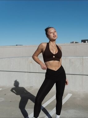 Fabletics Oasis Twist Medium Impact Sports Bra, Black, Womens Large